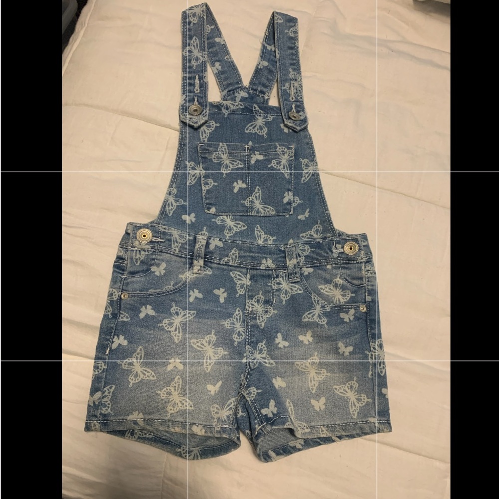 Adorable blue jean overalls with 🦋 size 6